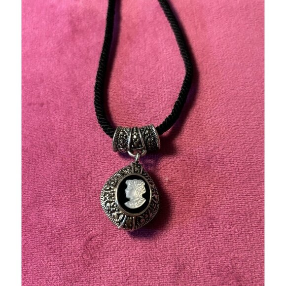 Vtg Sterling 925 Cameo Marcasite Reversible Pendant & Mother of Pearl Earrings - Picture 3 of 8